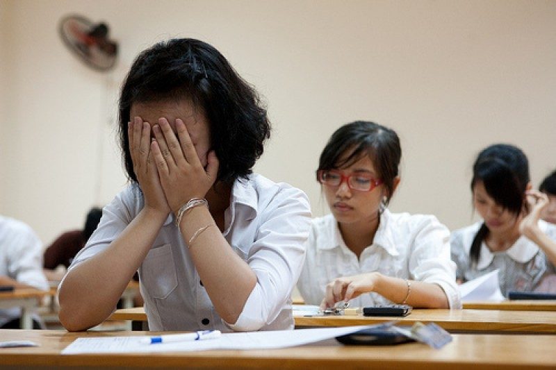 Nam sinh rớt tốt nghiệp do ngủ quên: Lỗi thuộc về ai?