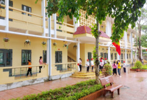 Học sinh lớp 3 rơi từ tầng hai xuống đất